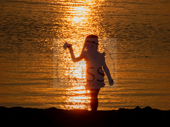 Child in beach sunset - IMG_6038